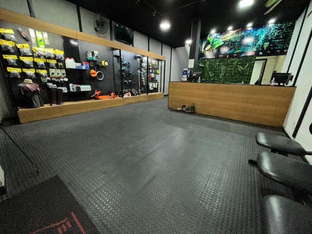 Interior da loja Consertaqui com peças e acessórios