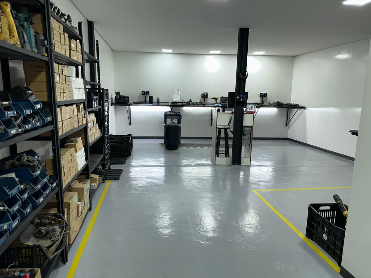 Foto do interior da oficina com equipamentos.