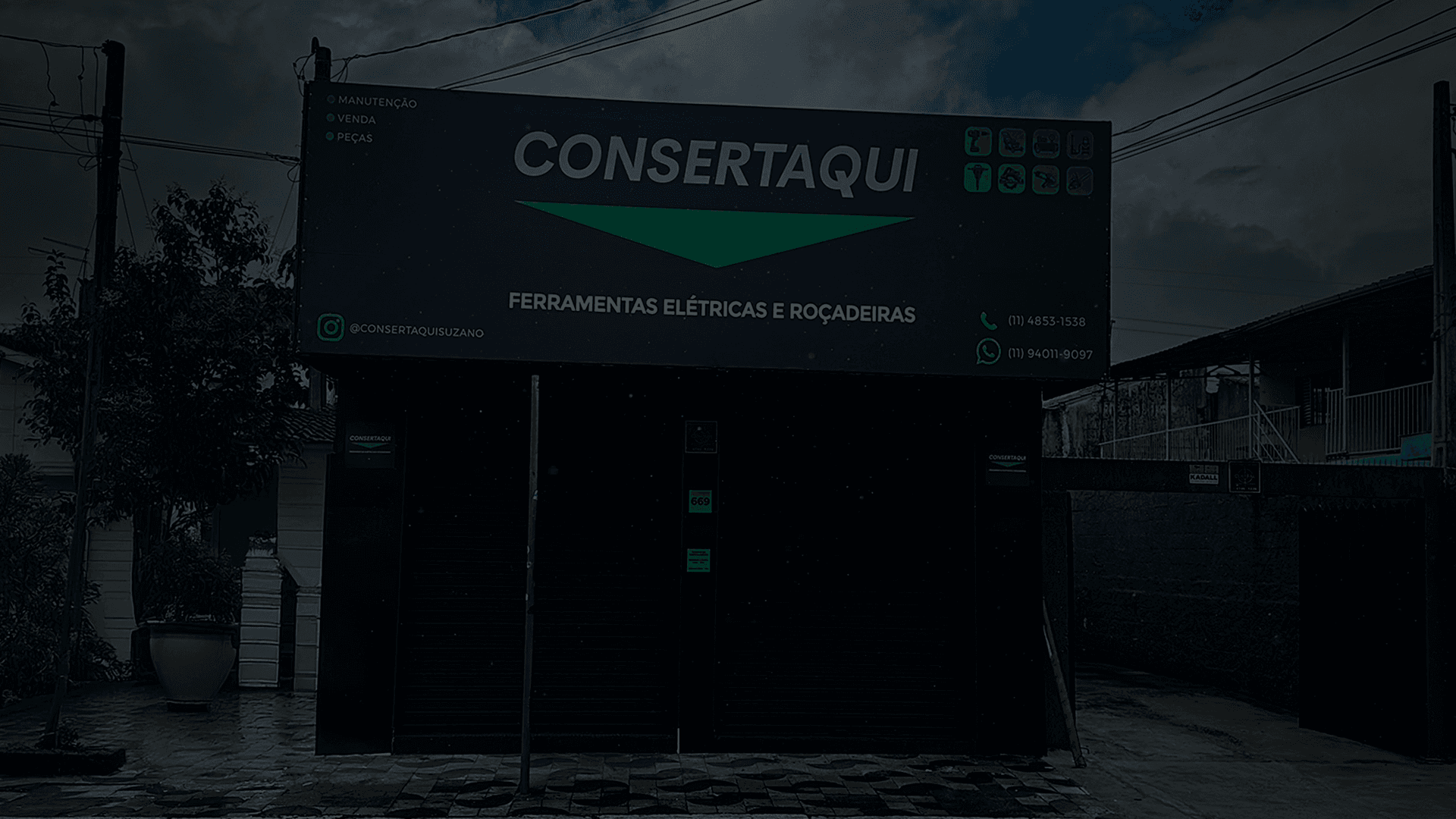 homem consertando uma roçadeira