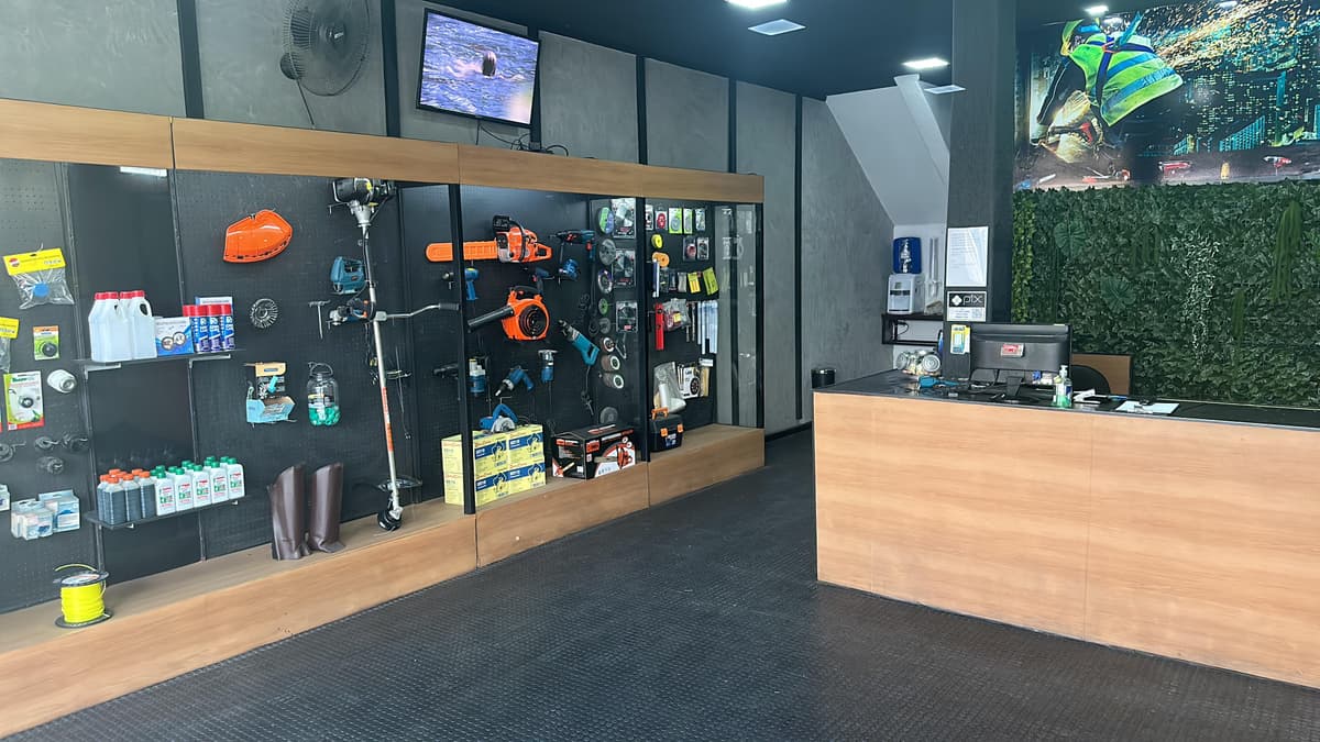 Foto da oficina com ferramentas e bancada.